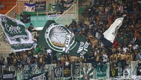 Selaman pertandingan di Stadion Pakansari, Cibinong, Selasa (5/12/2018) malam WIB, suporter PSS Sleman terus memberikan dukungan.