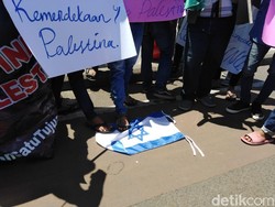 Massa APMI Injak Bendera Israel Tuntut Prabowo Minta Maaf