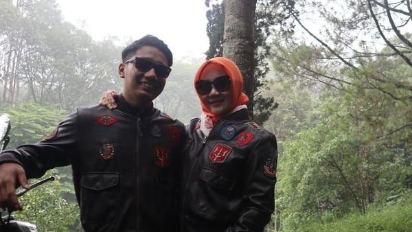 7 Foto Kedekatan Istri Ridwan Kamil dan Putra Sulungnya
