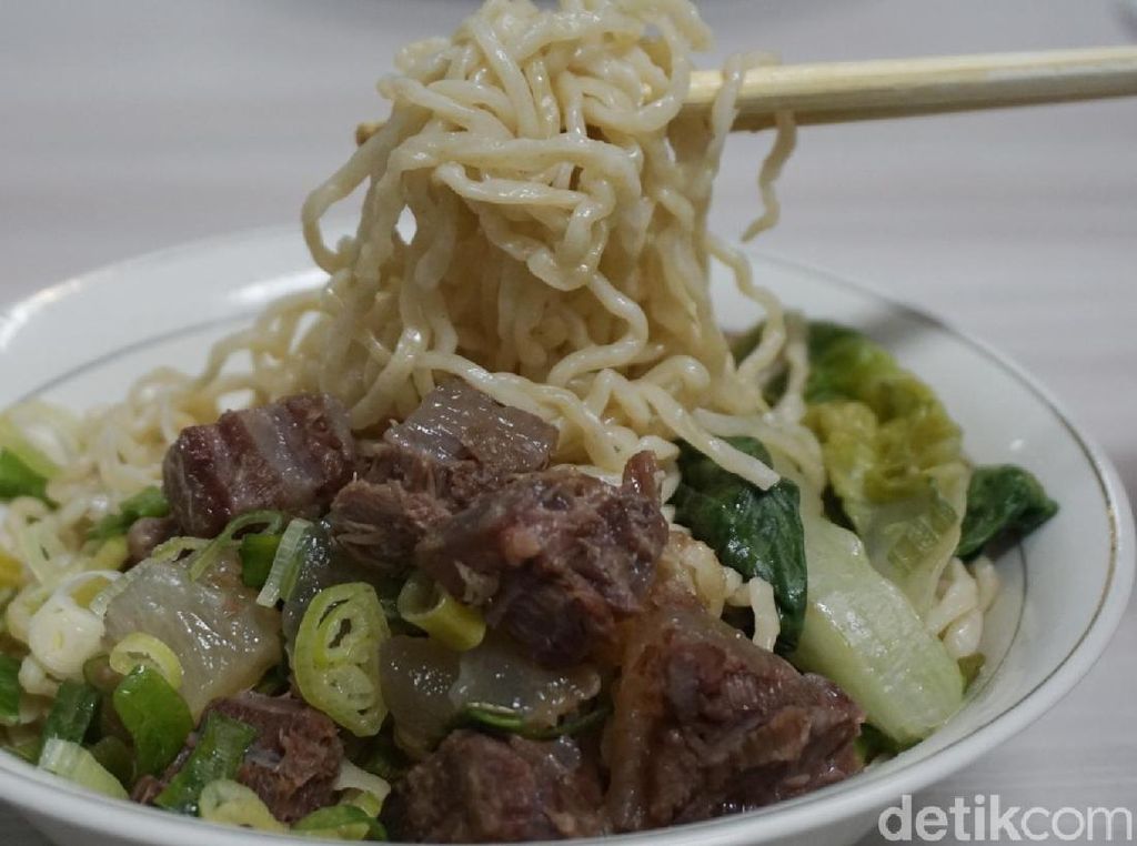 Sluurp! Hangatnya Mie Ayam dan Soto Betawi di Sini! Sluurp! Hangatnya Mie Ayam dan Soto Betawi di Sini!
