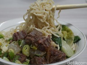 Sluurp! Hangatnya Mie Ayam dan Soto Betawi di Sini! Sluurp! Hangatnya Mie Ayam dan Soto Betawi di Sini!