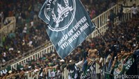 Bendera pendukungan PSS Slemen berkibar di Stadion Pakansari.