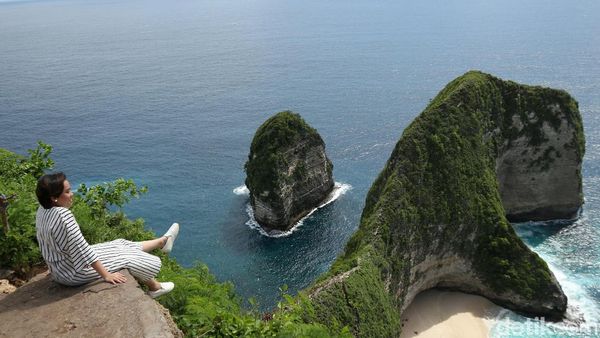 Birunya Nusa Penida yang Bikin Mata Kamu Segar di Pagi Hari