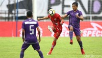 Selang tujuh menit dari gol pertama, Laskar Isen Mulang kembali membuat gol. Berawal dari umpan silang akurat Siswanto, I Made Wiradana, yang tak terkawal, melancarkan sepakan voli keras yang menghujam gawang Persita. Babak pertama berakhir 2-0 untuk Kalteng Putra.
