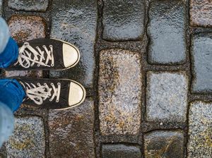 Sepatu Basah Kehujanan? Jangan Langsung Dipakai, Dokter Kulit Ingatkan Risiko Ini Sepatu Basah Kehujanan? Jangan Langsung Dipakai, Dokter Kulit Ingatkan Risiko Ini