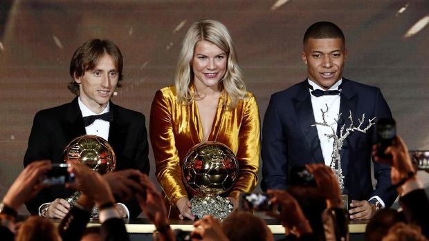 Kylian Mbappe bersama Ada Hegerberg dan Luka Modric.