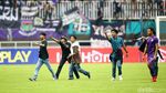 Timnya Kalah, Pendukung Persita Rusuh ke Tengah Lapangan