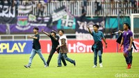 Mereka marah sambil mengacungkan jari tengah di tengah lapangan saat tahu tim jagoannya kalah.