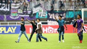 Timnya Kalah, Pendukung Persita Rusuh ke Tengah Lapangan