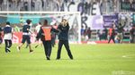 Timnya Kalah, Pendukung Persita Rusuh ke Tengah Lapangan