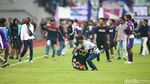 Timnya Kalah, Pendukung Persita Rusuh ke Tengah Lapangan