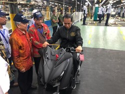 Prabowo Naik Motor yang Juga Dinaikki Jokowi di Pabrik Yamaha