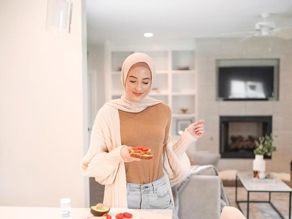 Gaya Ngeteh dan Sarapan Mewah Leena Asad, Hijaber Cantik dari AS