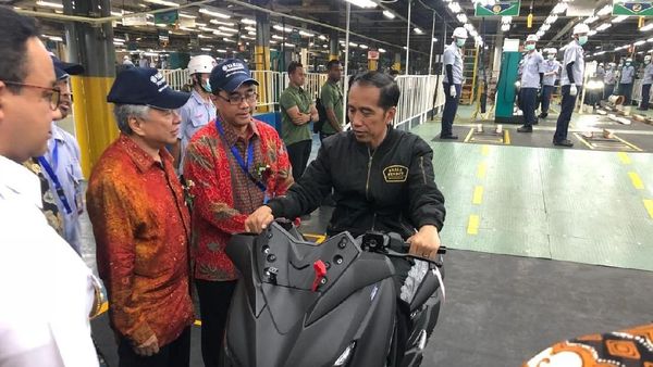 Saat Jokowi Duduk di Atas Yamaha Xmax