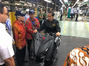 Saat Jokowi Duduk di Atas Yamaha Xmax