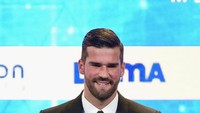 Alisson Becker terpilih sebagai kiper terbaik Serie A musim lalu. Dia membawa Roma finis empat besar dan lolos ke Liga Champions. Liverpool pun membelinya dengan harga mahal 66,5 juta pound sterling musim panas lalu. (Pier Marco Tacca/Getty Images)