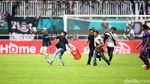 Timnya Kalah, Pendukung Persita Rusuh ke Tengah Lapangan