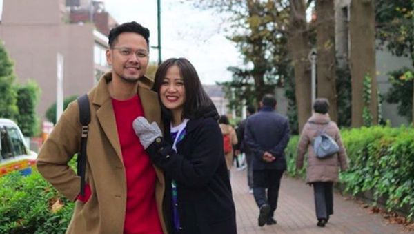 Bikin Iri, 8 Potret Keharmonisan Astrid dan Suami