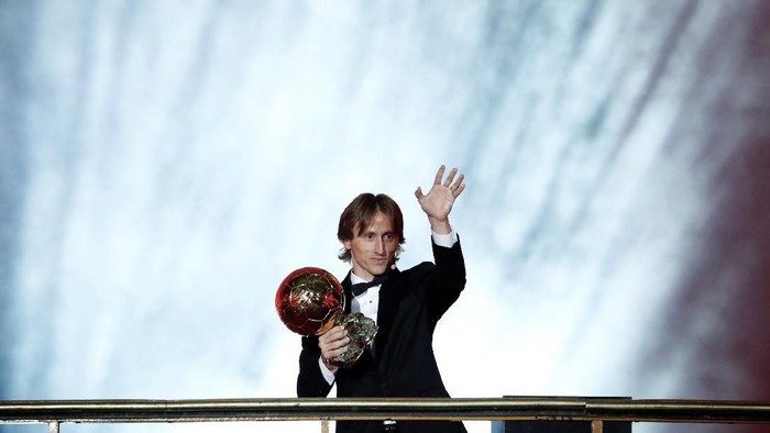 Soccer Football - 63rd Ballon d'Or - The Grand Palais, Paris, France - December 3, 2018   Real Madrid's Luka Modric with the Ballon d'Or award   REUTERS/Benoit Tessier