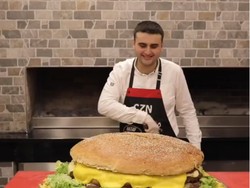 Siapa Mau Cicip Burger Jumbo Buatan Chef Turki yang Manis Ini?