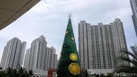 Pohon Natal Raksasa Mejeng di Pusat Perbelanjaan Ibukota