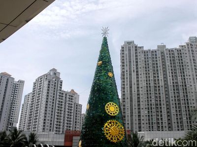 Pohon Natal Raksasa Mejeng di Pusat Perbelanjaan Ibukota