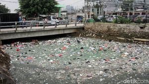Jorok! Sampah Penuhi Kali di Samping Stasiun Duri