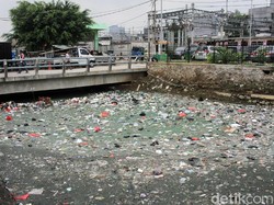 Petugas Badan Air Singkirkan Sampah di Kali Samping Stasiun Duri