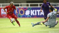 Sejak menit awal Kalteng Putra langsung agresif. Berulang kali, Kalteng Putra membuat Persita terkejut.