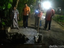 Awas, Ada Lubang Longsoran di Jalan Akses Antarkecamatan Ini