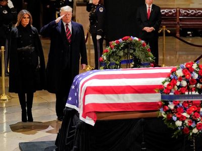 Penghormatan Terakhir Trump untuk Mantan Presiden Bush Senior