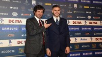 Wakil presiden FIGC Demetrio Albertini menyambut kedatangan Mauro Icardi. (Pier Marco Tacca/Getty Images)