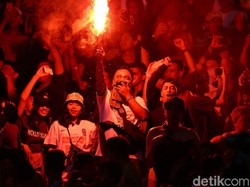 Persebaya Bertahan di Liga 1, Bonek Pesta Kemenangan
