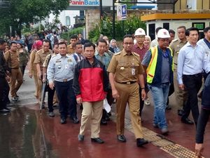 Naik TransJakarta, Anies Pantau Revitalisasi JPO Sudirman