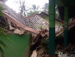 Gedung Sekolah di Banjarnegara Ambruk Tertimpa Longsor