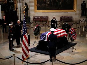 Bush Senior Dimakamkan Setelah Penghormatan 4 Hari Bush Senior Dimakamkan Setelah Penghormatan 4 Hari