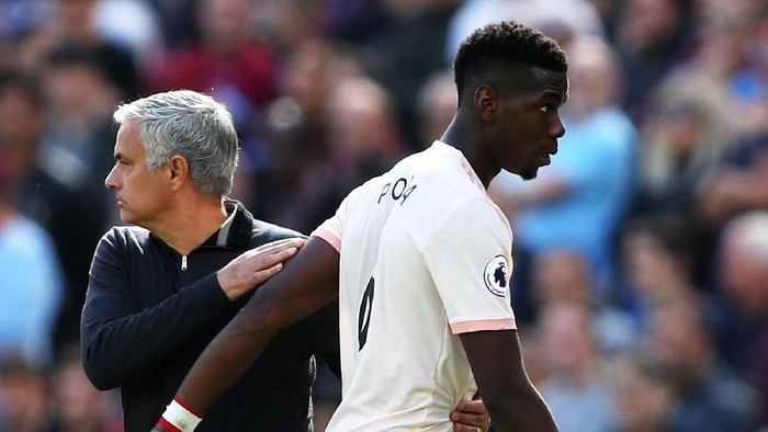 LONDON, ENGLAND - SEPTEMBER 29:  Paul Pogba of Manchester United walks past manager Jose Mourinho after being substituted during the Premier League match between West Ham United and Manchester United at London Stadium on September 29, 2018 in London, United Kingdom.  (Photo by Warren Little/Getty Images)
