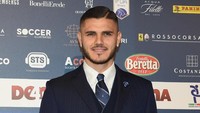 Mauro Icardi tampil elegan dengan setelan jas berwarna gelap yang dipadupadankan dengan dasi biru-hitam khas Inter Milan (Pier Marco Tacca/Getty Images)