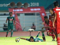 Seorang pemain PSS Sleman terjatuh.