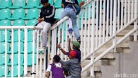 La Viola banyak yang merangsek masuk ke dalam lapangan dan harus ditertibkan oleh aparat keamanan.