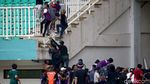 Timnya Kalah, Pendukung Persita Rusuh ke Tengah Lapangan