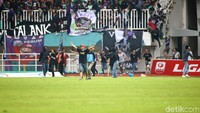 Beginilah kondisi mencekam saat para supporter Persita yang mencoba merangsek masuk ke dalam lapangan.