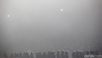 Puluhan polisi berjaga di dalam stadion.