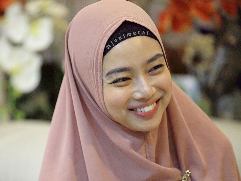 Gaya Ratu Wushu Lindswell Kwok Berhijab Syari, Teduh Pakai Warna Pastel Gaya Ratu Wushu Lindswell Kwok Berhijab Syari, Teduh Pakai Warna Pastel