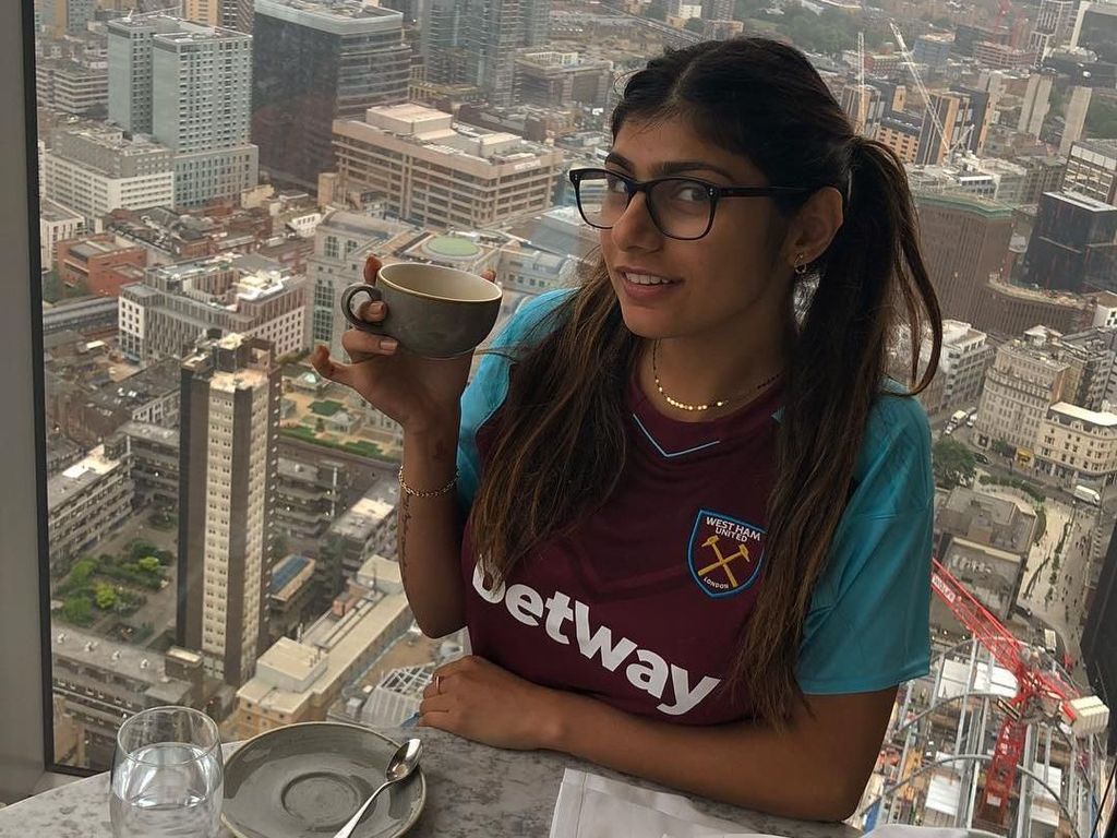 3 Pesepakbola Favorit Mia Khalifa, Nomor 1 Ganteng Banget! 3 Pesepakbola Favorit Mia Khalifa, Nomor 1 Ganteng Banget!