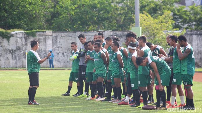 Pelatih Persebaya Surabaya Djajang Nurjaman berharap melanjutkan tren positif di Gianyar. (Suparno/detikSport) Pelatih Persebaya Surabaya Djajang Nurjaman berharap melanjutkan tren positif di Gianyar. (Suparno/detikSport)