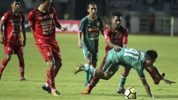 Laga antara PSS Sleman vs Semen Padang. Pertandingan yang melibatkan PSS melawan Madura FC diduga ada pengaturan skor. (