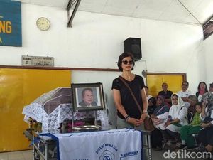 Dihadiri Anak Pertama, Kremasi Nh Dini Berlangsung Haru