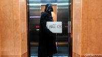 Aksi Darth Vader di Hari Antikorupsi Sedunia