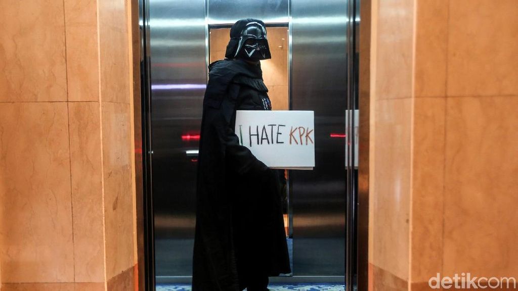 Aksi Darth Vader di Hari Antikorupsi Sedunia Aksi Darth Vader di Hari Antikorupsi Sedunia